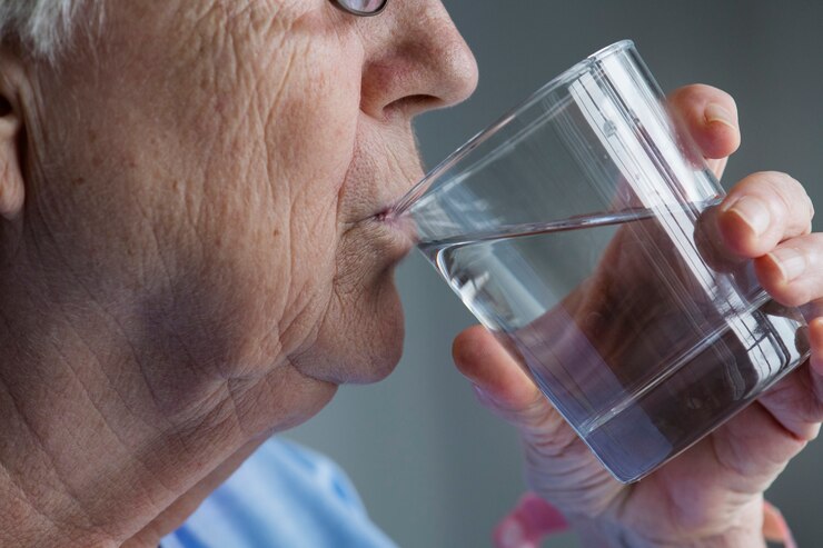Qué hacer cuando un anciano no quiere beber agua
